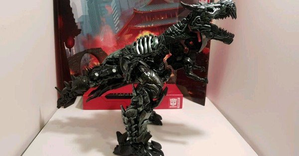 Studio Series Leader Class Grimlock In Hand Photos  07 (7 of 21)